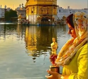 Guneet Monga Visits Amritsar'S Golden Temple With Her Oscar Trophy