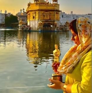 Guneet Monga Visits Amritsar'S Golden Temple With Her Oscar Trophy