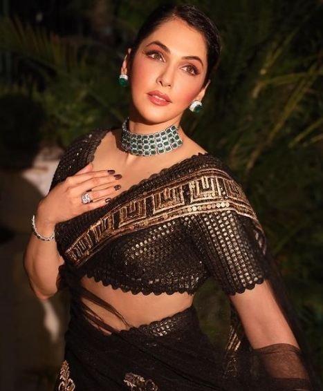 After Holi, It'S Rang Panchami Back Home In Indore For Isha Koppikar Narang